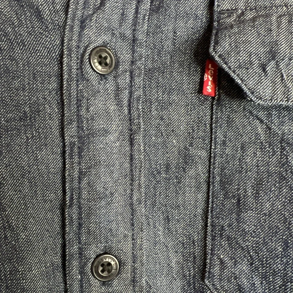 Levi's Relaxed Fit Dark Wash Denim Button Up Long Sleeve Size Medium‎
